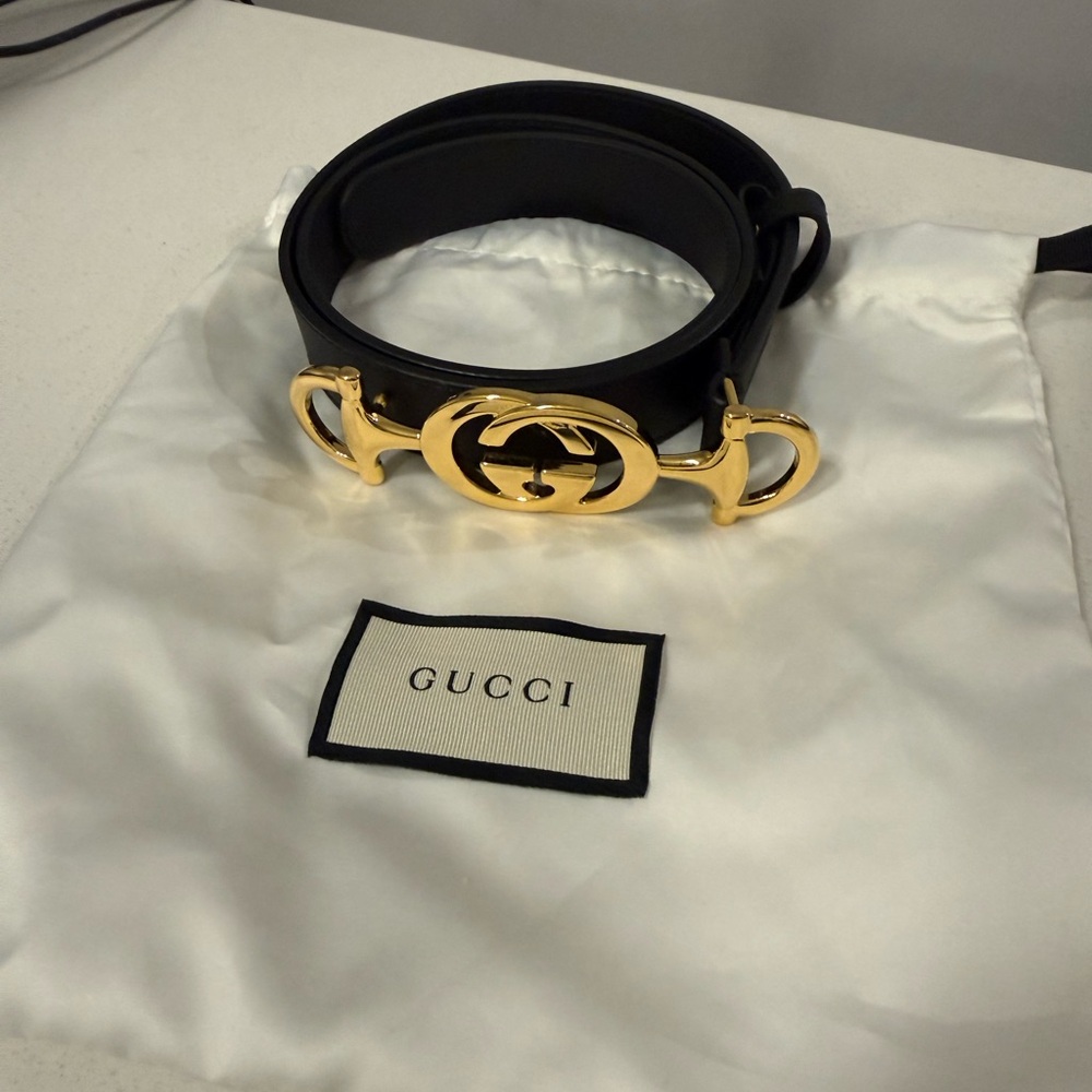 Gucci Black Leather Belt with Gold Emblem - Picture 2 of 11
